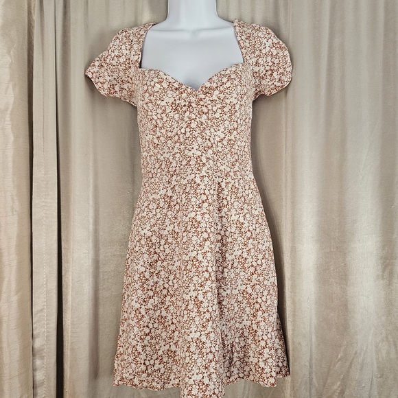 NWOT Abercrombie & Fitch red & white floral smocked fit & flare dress Womens Med - Picture 3 of 8